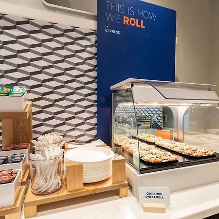 Holiday Inn Express Des Moines-At Drake University, An Ihg Hotel 外观 照片