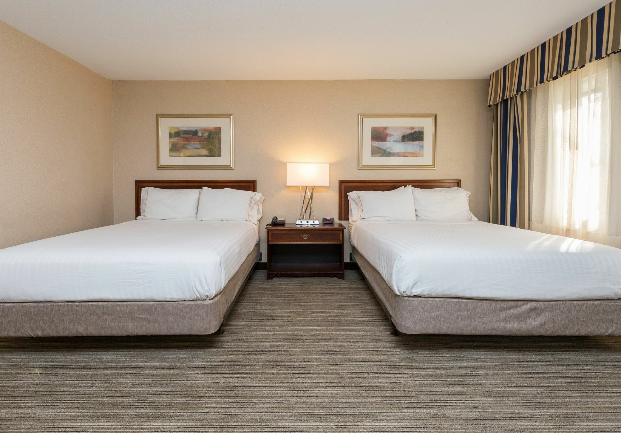 Holiday Inn Express Des Moines-At Drake University, An Ihg Hotel 外观 照片