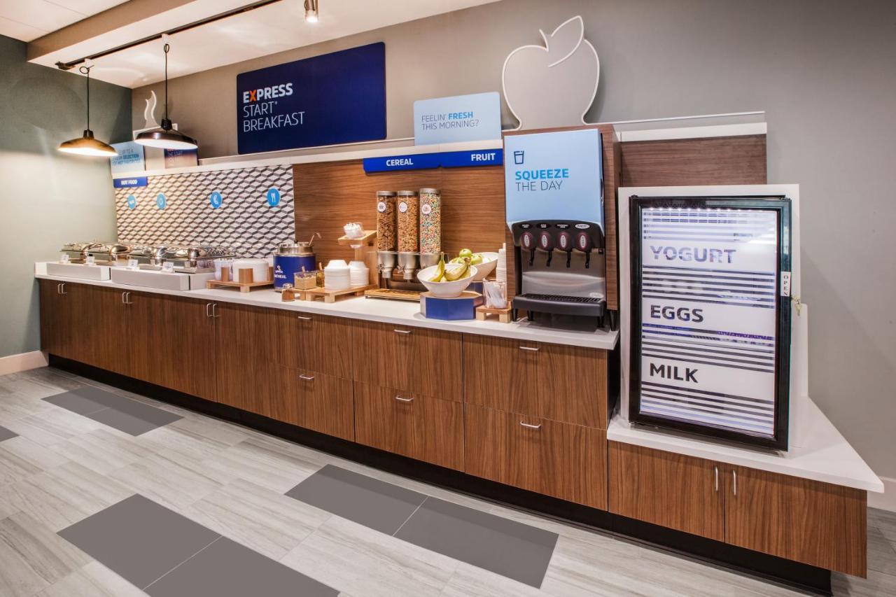 Holiday Inn Express Des Moines-At Drake University, An Ihg Hotel 外观 照片