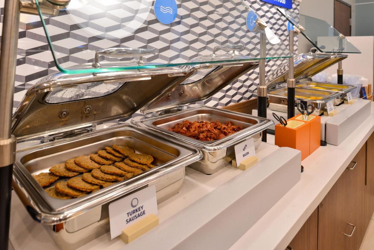 Holiday Inn Express Des Moines-At Drake University, An Ihg Hotel 外观 照片